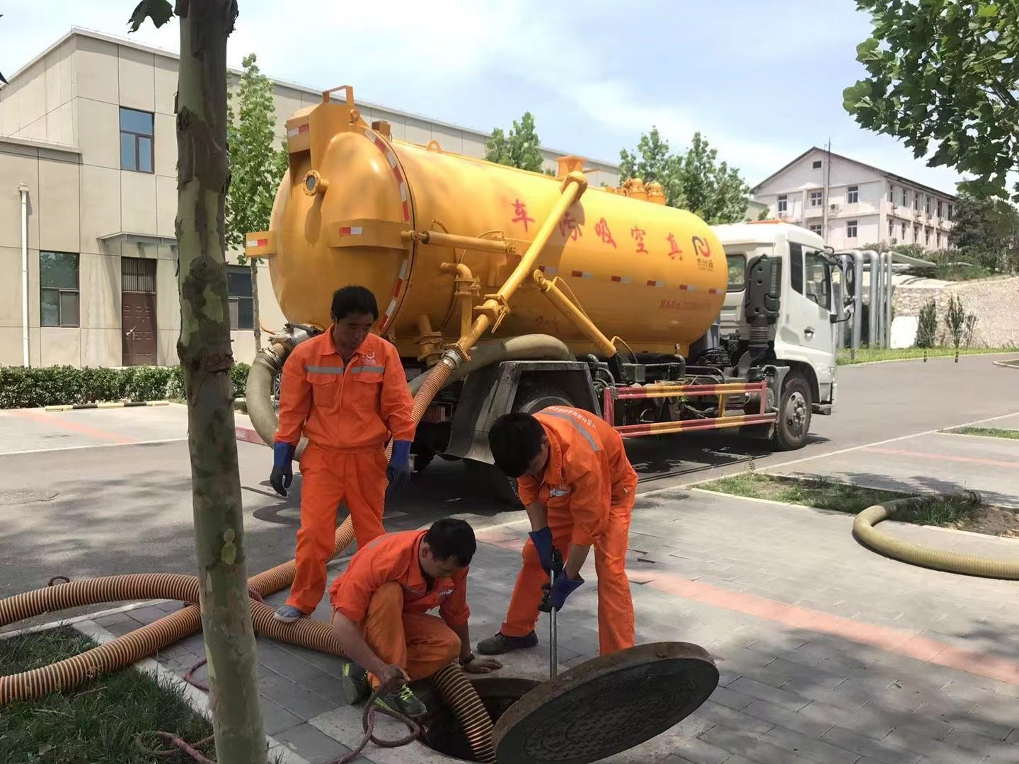 宿松管道疏通车停在窨井附近