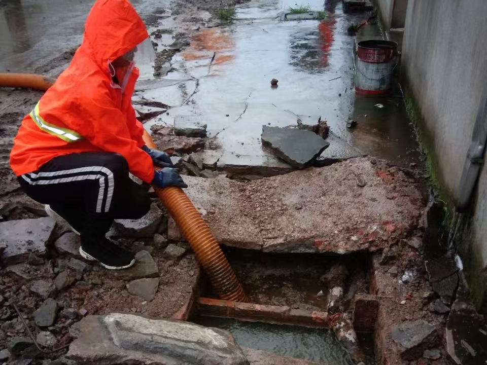 宿松专业清理污水池 炜誉市政以规范流程守护城市 “肠道”